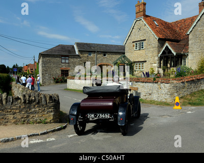 Eine alte Oldtimer getrieben in der britischen Landschaft Stockfoto