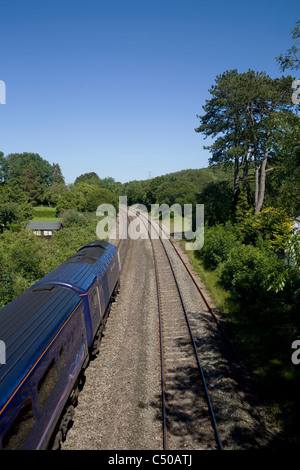 Hauptstrecke Bahnstrecke in Peterston Super Ely, Vale of Glamorgan, mit high-Speed-Zug von Swansea Stockfoto