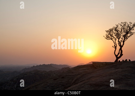 Sonnenuntergang auf dem Affentempel auf Anjaneya Hügel in Anegondi, in der Nähe von Hampi, Bundesstaat Karnataka, Indien. Stockfoto