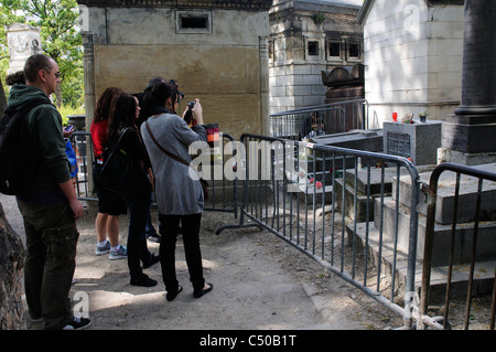 Menschen rund um Jim Morrisons Grab im Friedhof Pere Lachaise in Paris Stockfoto