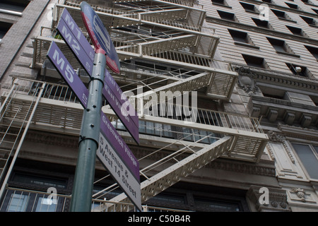 Ein Wegweiser führt die Busse an der Haltestelle auf der 14th Street in New York City Stockfoto