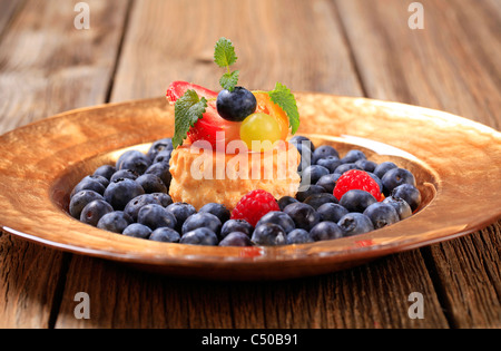 Vanillepudding gefüllt Blätterteig Schale und frische Heidelbeeren Stockfoto