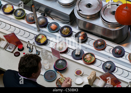 Menschen essen Sushi Zug Stockfoto