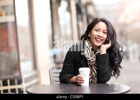 Gemischte Rassen Frau reden über Handy und Kaffee trinken Stockfoto