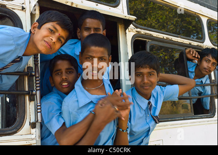 Indische Jugendliche in einem Schulbus in Karnataka Provinz. Stockfoto