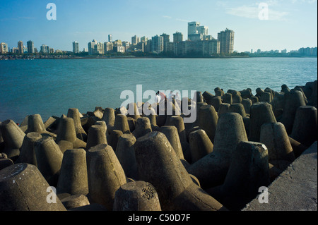 Konkrete Tetrapoden Schutz Marine Drive von den Wellen des Ozeans Arabisch in Süd-Mumbai, Indien. Stockfoto