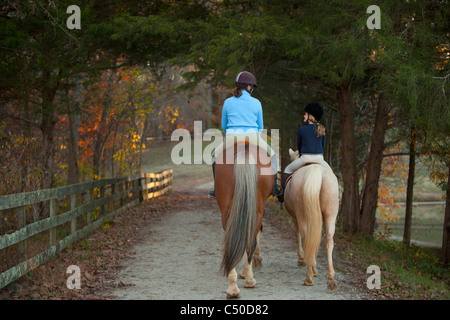 Kaukasische Mädchen und Trainer Reitpferde Stockfoto