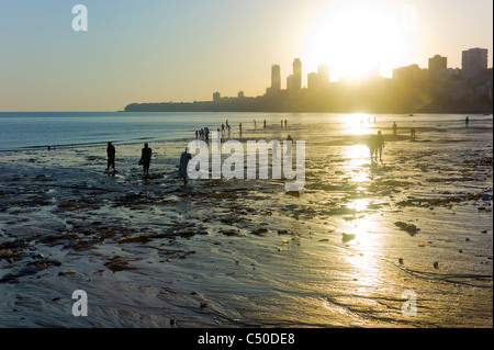 Bombay Skyline Chowpatty Beach in der Abenddämmerung, Mumbai, Indien. Stockfoto