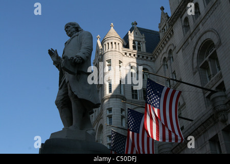 Statue von Benjamin Franklin vor der alten Postamt Pavillon, Washington DC Stockfoto