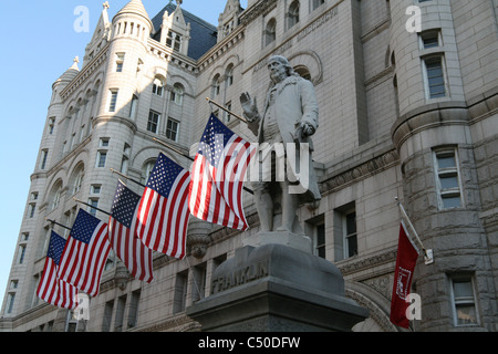 Statue von Benjamin Franklin vor der alten Postamt Pavillon, Washington DC Stockfoto