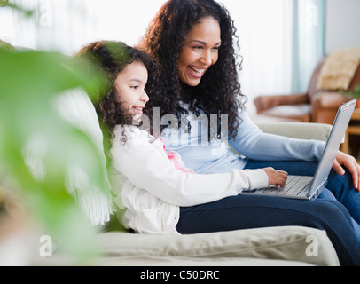Mutter und Tochter mit Laptop zusammen Stockfoto