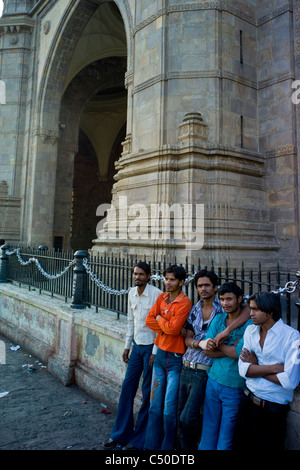 Eine Gruppe junger Männer hängen am Gateway of India, Mumbai. Stockfoto