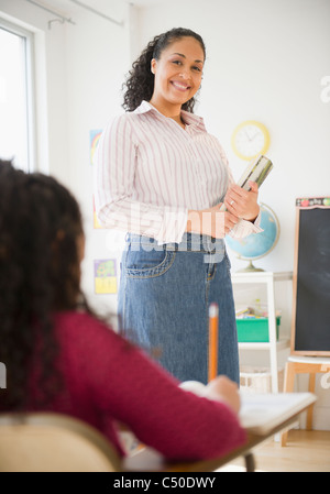 Gemischte Rassen Lehrer lächelnd im Klassenzimmer Stockfoto