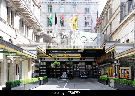 Savoy Hotel Schild Flaggen & Statue oben Savoy Court Eingang zu diesem London Street West End luxury hotel England UK frei von Taxis, weil Strand geschlossen Stockfoto