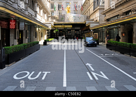 Die London Street Szene Savoy Hotel ungewöhnliche öffentliche Eingang die Fahrt im Gelände auf der rechten Seite Recht & erlaubt Out & in den Zeichen Savoy Court England Großbritannien Stockfoto