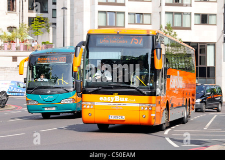 Fahrer von zwei öffentliche Verkehrsmittel Bus Busse auf dem Weg nach Luton und Oxford mit einem Betrieben von EasyBus entlang fahren, Park Lane, London England Großbritannien Stockfoto