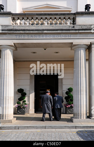 Hyde Park Corner Hotel portier oder Porter außerhalb Knightsbridge Eingangstüren Zeichen über Lanesborough 5 Sterne Luxus Hotel Central London England Großbritannien Stockfoto