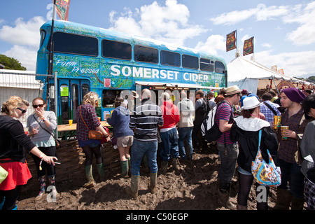 Apfelwein-Sammelschiene beim Glastonbury Festival 2011, Somerset, England, Vereinigtes Königreich. Stockfoto