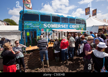 Apfelwein-Sammelschiene beim Glastonbury Festival 2011, Somerset, England, Vereinigtes Königreich. Stockfoto