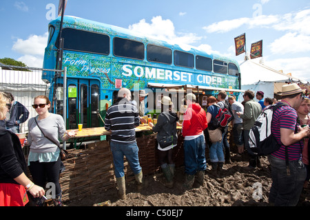 Apfelwein-Sammelschiene beim Glastonbury Festival 2011, Somerset, England, Vereinigtes Königreich. Stockfoto