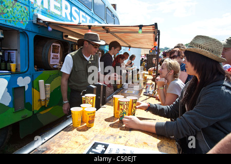 Apfelwein-Sammelschiene beim Glastonbury Festival 2011, Somerset, England, Vereinigtes Königreich. Stockfoto