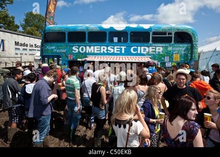 Apfelwein-Sammelschiene beim Glastonbury Festival 2011, Somerset, England, Vereinigtes Königreich. Stockfoto