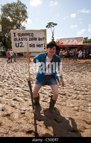 Fancy Dress Mann mit einem Schild, Glastonbury Festival 2011 würdig Arm, Pilton, Somerset, England. Stockfoto