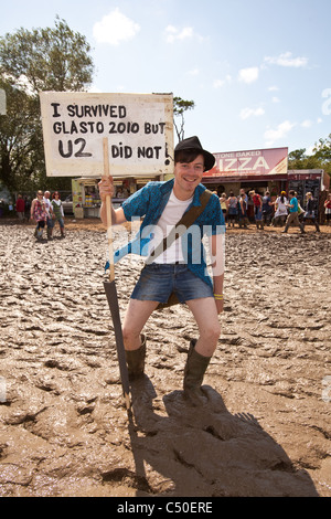 Fancy Dress Mann mit einem Schild, Glastonbury Festival 2011 würdig Arm, Pilton, Somerset, England. Stockfoto