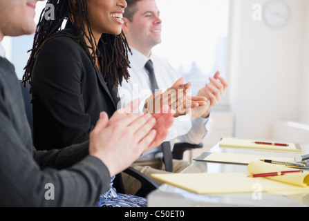 Business-Leute klatschten in treffen Stockfoto