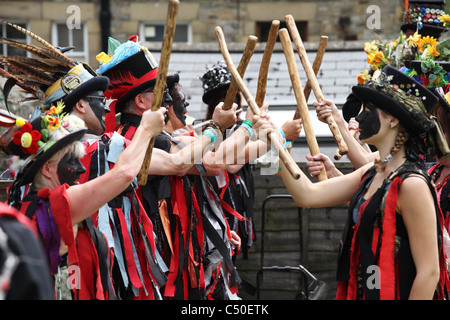 Die Flagcrackers Morris Dance Team am Stier Hotel in Sedbergh, Cumbria durchführen. Stockfoto