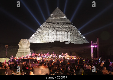 Pyramiden von Gizeh bei Nacht mit Spezialeffekt, Kairo, Ägypten Stockfoto