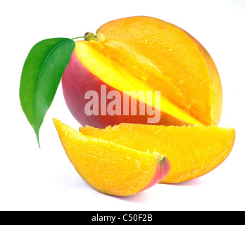 Mango mit Abschnitt auf weißem Hintergrund Stockfoto