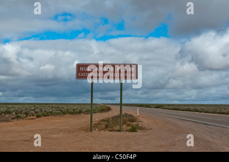 Melden Sie auf der Autobahn am östlichen Ende der Nullarbor Plain in South Australia Stockfoto