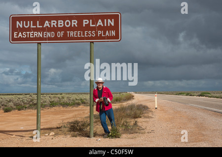 Melden Sie auf der Autobahn am östlichen Ende der Nullarbor Plain in South Australia Stockfoto