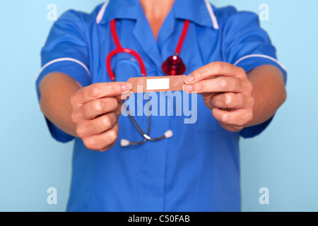 Foto von einer Krankenschwester in Uniform mit einem Pflaster klebrige Pflaster in Richtung Kamera. Stockfoto