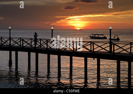 Pier von Panuba Inn Resort bei Sonnenuntergang am Strand von Panuba, Pulau Tioman Island, Malaysia, Südostasien, Asien Stockfoto