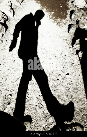 Schatten eines Mannes, zu Fuß Stockfoto