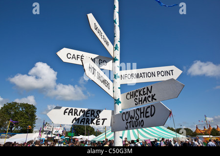 Zeichen-posts, Glastonbury Festival, Somerset, England, Vereinigtes Königreich. Stockfoto