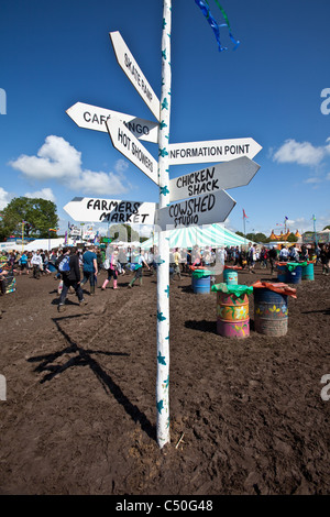 Zeichen-posts, Glastonbury Festival, Somerset, England, Vereinigtes Königreich. Stockfoto