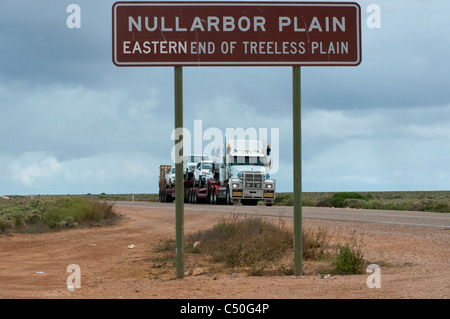 Schild in der Nähe Penong am östlichen Ende der Nullarbor Plain in Südaustralien Stockfoto