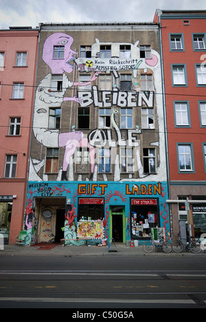 Berlin. Deutschland. Wir Bleiben Alle "Wir alle Aufenthalt" hocken auf der Torstraße, Mitte. Stockfoto