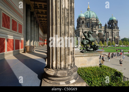 Berlin. Deutschland. Altes Museum (im Vordergrund) & im Berliner Dom / Dom, Lustgarten. Stockfoto