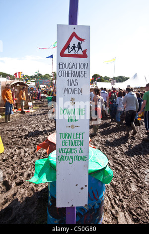 Schlammigen Marktgebiet beim Glastonbury Festival 2011. Stockfoto