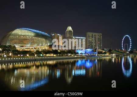 Esplanade Concert Hall an der Marina Bay, Skyline mit Singapore Flyer, Nacht, Singapur, Südostasien, Asien Stockfoto