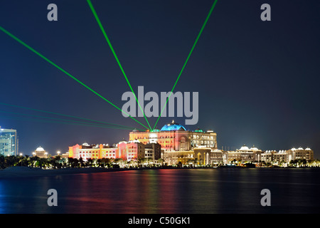 Emirates Palace, beleuchtet mit einer Lasershow, Emirat von Abu Dhabi, Vereinigte Arabische Emirate Stockfoto