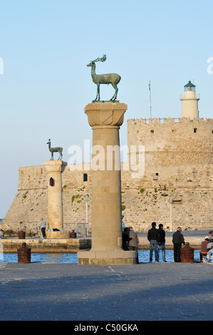 Rhodos. Dodekanes-Inseln. Griechenland. Mandraki Hafen, Altstadt, Rhodos-Stadt. Stockfoto