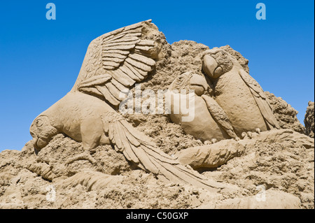 Papageien auf das Sandskulpturenfestival am Strand Strand von Weston Super Mare Somerset South West England UK Stockfoto