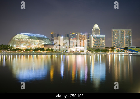 Esplanade Concert Hall an der Marina Bay mit Skyline bei Nacht, Singapur, Südostasien, Asien Stockfoto