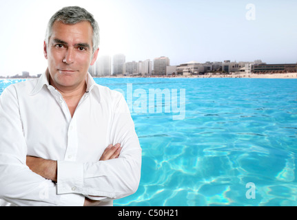 Senior woman touristischen posiert in tropischen karibischen Cancun Strand Stockfoto