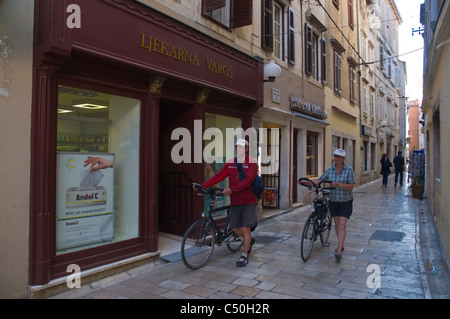 Touristen mit Fahrrädern Siroka Ulica Straße in Stari Grad die Altstadt Zadar Dalmatien Kroatien Nordeuropa Stockfoto